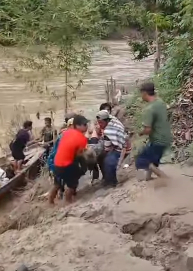 Evakuasi : Tampak warga tengah melakukan upaya Evakuasi korban perahu penumpang terjungkal /Terbalik di Kawasan Sibuluk Sungai Alas. Kute Bun-Bun Indah Kecamatan Lauser Kabupaten Aceh Tenggara. Minggu petang (22/12). Berita Sore/Ist.