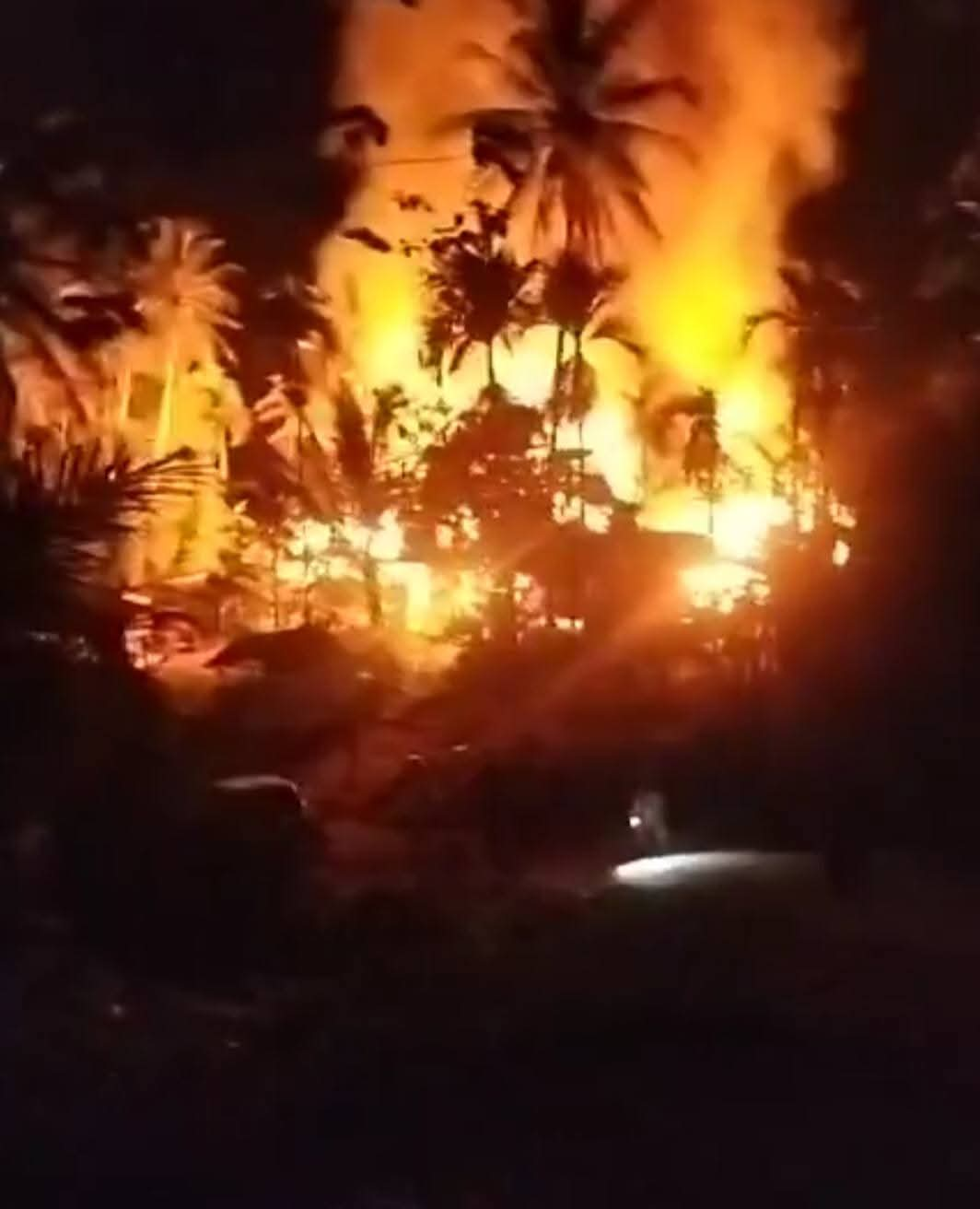 Keterangan fhoto : Kebakaran di desa Tambangan Tonga hanguskan delapan belas (18) rumah warga. (Ist.