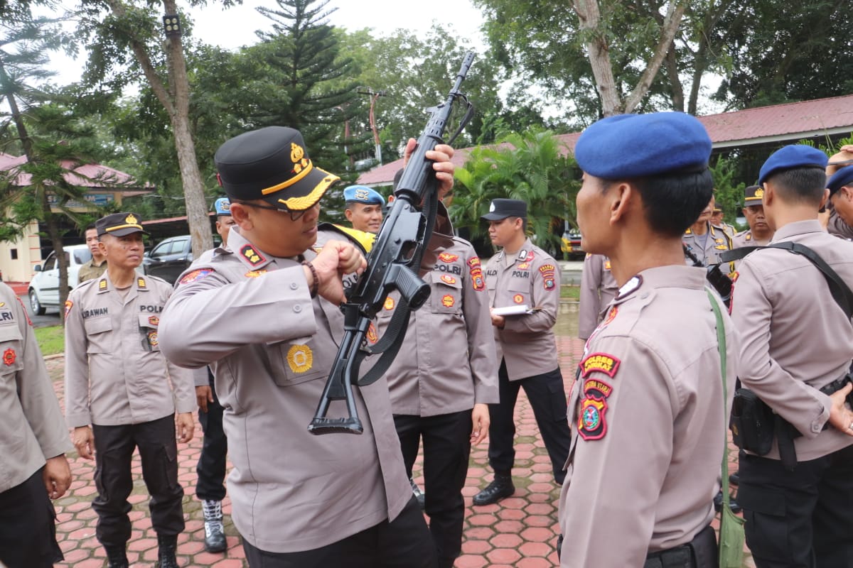 Teks Foto  Kapolres Langkat, AKBP David Triyo Prasojo, SH, SIK, M.Si, memimpin langsung pemeriksaan senpi dan amunisi yang dimiliki personel Polres Langkat di halaman Mapolres Langkat ,Senin (23/12).(Ist). 