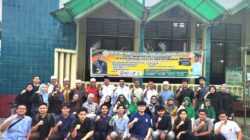 Berita Sore/Andi Aria Tirtayasa Seluruh panitia dan tim medis foto bersama usai melaksanakan bakti sosial kesehatan 2024 yang dilaksanakam Fosil BKMI Medan Perjuangan bekerjasama dengan BKM Istiqomah di Masjid Istiqomah Jl. Bambu Runcing Kelurahan Pahlawan Kecamatan Medan Perjuangan, Minggu (22/12).