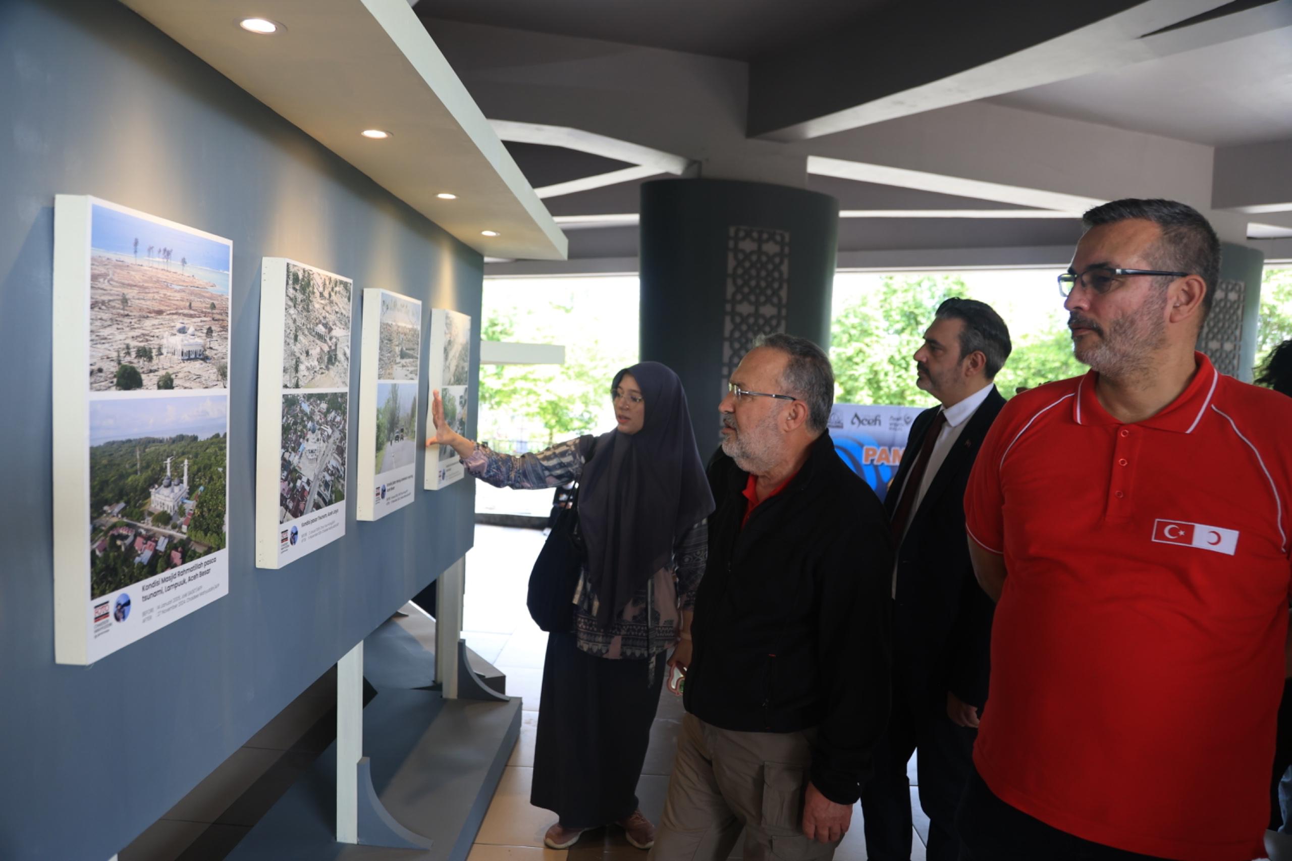 Teks Photo: Pengunjung Pameran foto peringatan 20 tahun tsunami, sedang melihat foto-foto yang dipajang di Museum Tsunami, Banda Aceh. Pameran berlangsung hingga tanggal 27 Desember 2024.