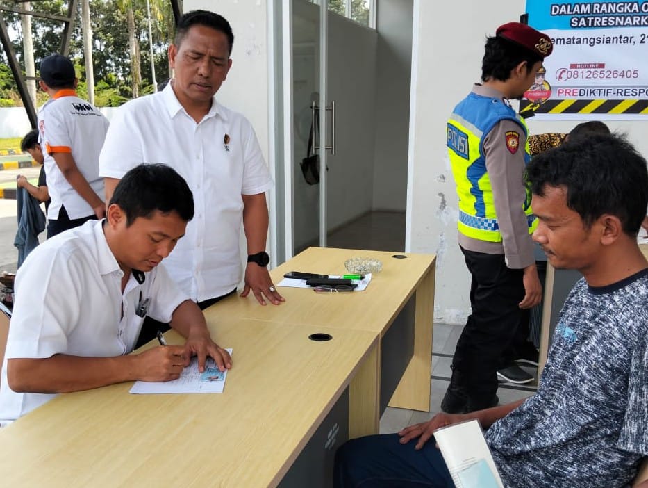 Guna memastikan pemudik sampai dengan selamat, Kasat Resnarkoba AKP JH. Pasaribu (dua kiri berdiri) memimpin tes urine awak angkutan darat di terminal tipe A Tanjung Pinggir, Selasa (24/12) yang merupakan rangkaian kegiatan Operasi Lilin Toba 2024 dalam pengamanan perayaan Natal 2024 dan Tahun Baru 2025.(Ist).