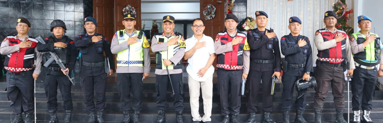 Kapolres AKBP Yogen Heroes Baruno (empat kiri) pose bersama usai memimpin sterilisasi gereja prioritas menjelang ibadah malam perayaan Natal 2024, Selasa (24/12).(ist)