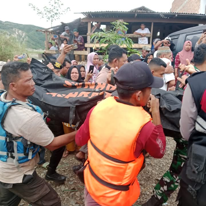 Ket Potho : Tampak Tim SAR Gabungan dan Relawan pencarian Korban hilang , dari Perahu bermesin terbalik di kawasan sibiluk sungai Alas , tengah mengotong jasad salah korban yang ditemukan, menuju mobil Ambulance. Selasa (24/12). Berita Sore/Ist.