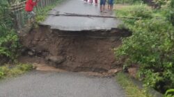 Badan jalan Lintas jalan Beutong - Takengon terjadi longsor akibat banjir terjadi di Beutong Ateuh Banggalang Kabupaten Nagan Raya,Selasa (24/12).(Ist)