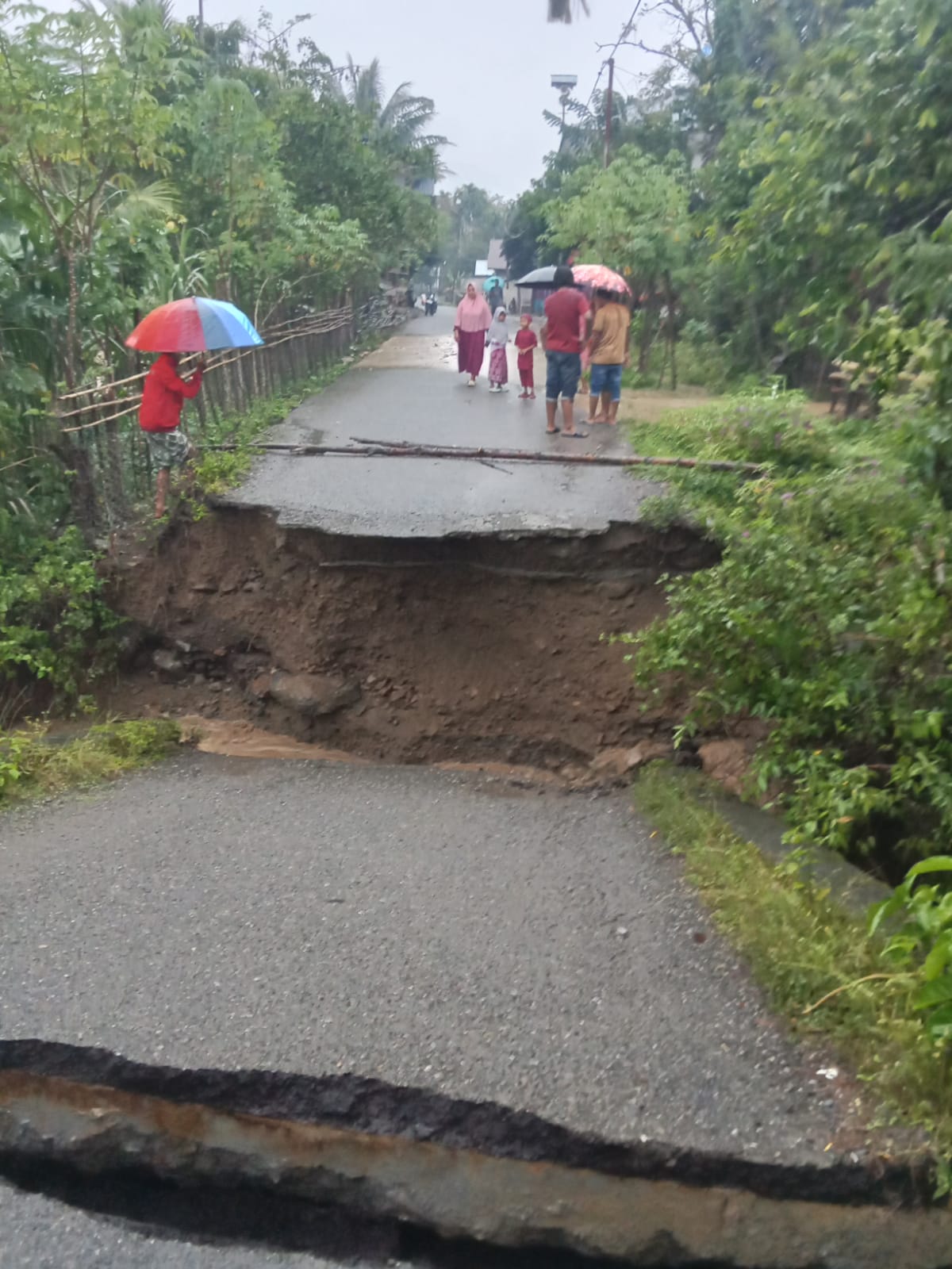 Badan jalan Lintas jalan Beutong - Takengon terjadi longsor akibat banjir terjadi di Beutong Ateuh Banggalang Kabupaten Nagan Raya,Selasa (24/12).(Ist)