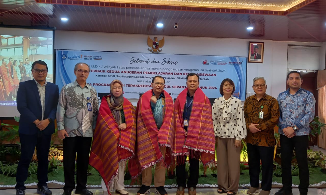 Berita Sore/Aje Kepala LLDikti Wilayah I Prof Drs Saiful Anwar Matondang bersama sejumlah pimpinan PTS Sumut pada acara syukuran di aula kantor LLDikti Wilayah I Jalan Sempurna, Tanjung Sari Medan, Selasa (24/12) atas raihan penghargaan Anugerah Diktisaintek 2024.