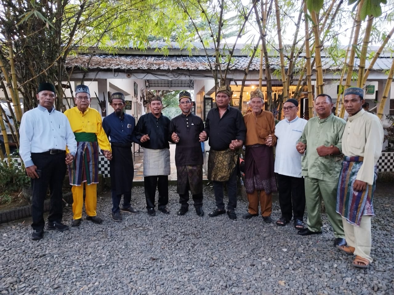 Teks fhoto 9 Dzurriyyah Kedatukan se-Kabupaten Batu Bara dibentuk berjalan alod di motori Yang Teramat Mulia (YTM) Dato' Paduka Seri Mohd Zaki Bin Ahmad Datuk Tanah Datar turunan Raja Akas di Aula Restorant Kushi Dakar/Coffee Fathner Kecamatan Lima Puluh Kabupaten Batu Bara Kamis (26/12-2024).beritasore/alirsyah