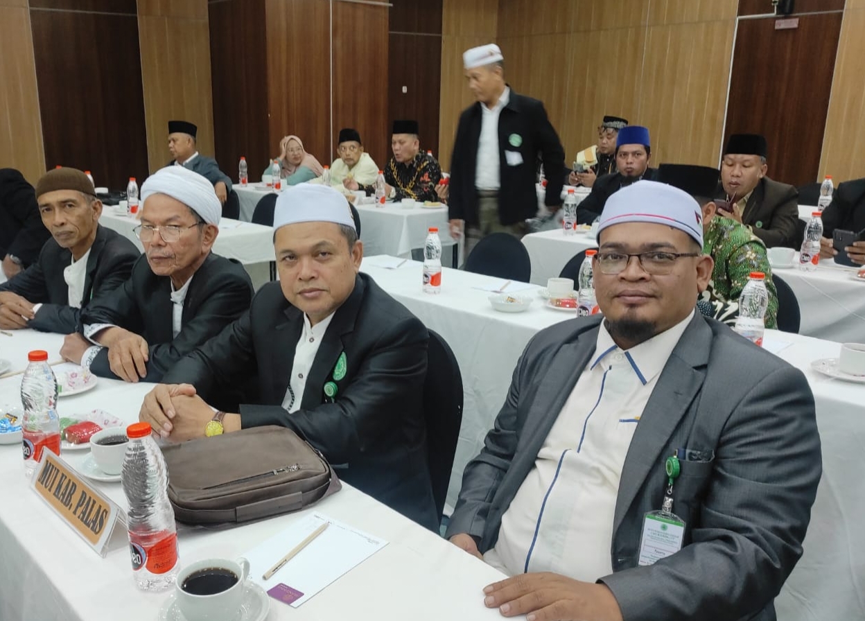 Keterangan foto: Ketua MUI Padang Lawas, Dr (C), H. Ismail Nasution, Lc, MTH bersama sekretaris dan bendahara.(Ist)