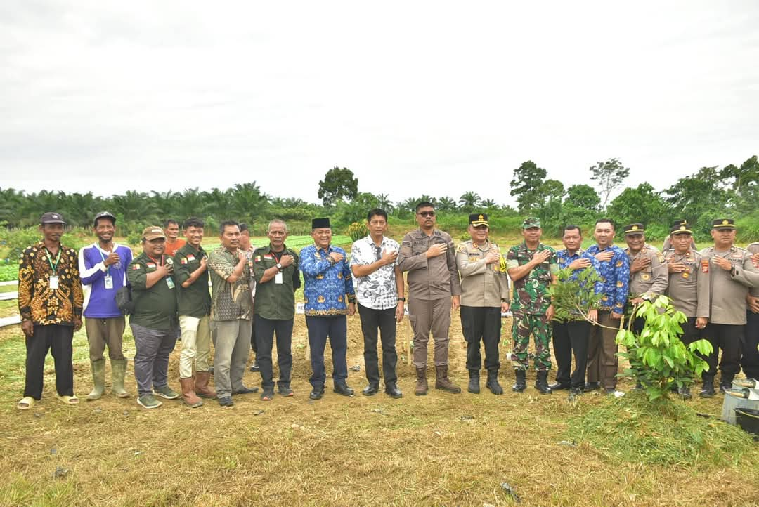 Keterangan foto : Foto bersama Penjabat (Pj) Bupati Aceh Tamiang Drs. Asra dalam acara Launching Penanaman Perdana Gugus Tugas Polri Program 1 Perkarangan Pangan Bergizi yang digelar oleh Polres Aceh Tamiang. Bertempat di halaman belakang SMK N 3 Karang Baru, Kamis (2/1/2025).