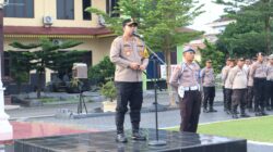 Teks fhoto Kapolres Batubara AKBP Taufiq Hidayat Thayeb S.H,S.IK pimpin Apel Kegiatan Rutin Yang Ditingkatkan (KRYD) pertama di tahun 2025 di halaman Polres Batubara jalan Perintis kemerdekaan dalam rangka mengantisipasi 3C Senin (6/1-2025).beritasore/alirsyah