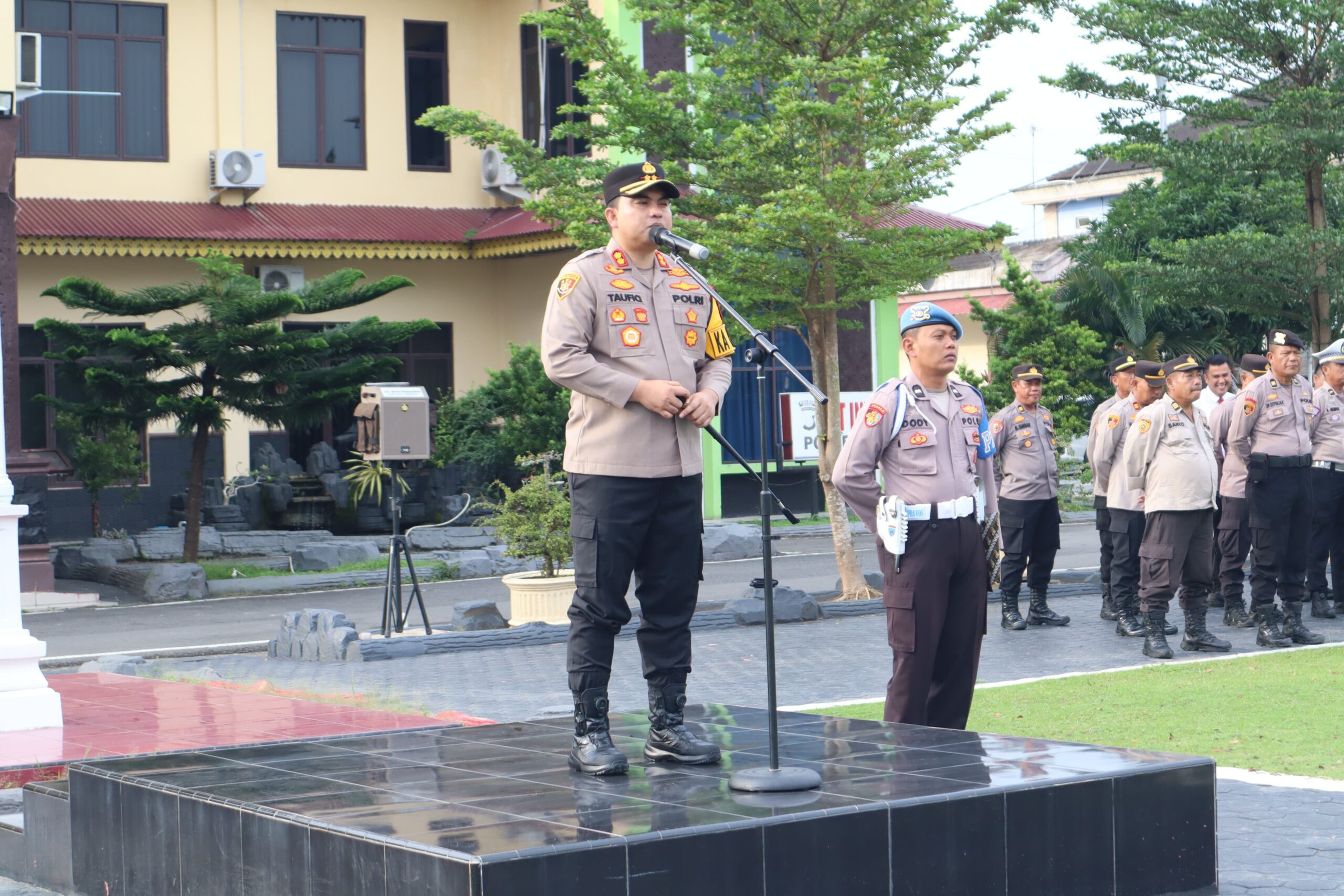 Teks fhoto Kapolres Batubara AKBP Taufiq Hidayat Thayeb S.H,S.IK pimpin Apel Kegiatan Rutin Yang Ditingkatkan (KRYD) pertama di tahun 2025 di halaman Polres Batubara jalan Perintis kemerdekaan dalam rangka mengantisipasi 3C Senin (6/1-2025).beritasore/alirsyah