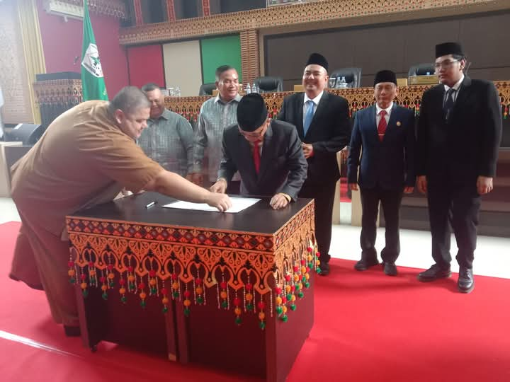 Ket Potho : Ketua DPRK Aceh Tenggara Denny F Roza tengah menyaksikan Wakil Ketua II H Bukhari menanda tangani Berita Acara penetapan Bupati Agara terpilih priode 2025-2030. HM Salim Fakhry dan Heri Al Hilal.Selasa (14/1).di ruang rapat utama DPRK setempat. Berita Sore/Husaini Amin.