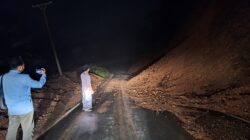 LONGSOR: Pengguna jalan melihat tanah longsor yang menutupi sebagian badan jalan lintas Peureulak - Blang Kejeren, tepatnya di Gunung Bunin, Serbajadi, Aceh Timur, Sabtu (8/3) malam.(ist). 