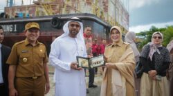 Teks foto: Wali Kota Banda Aceh Illiza Sa'aduddin Djamal menyambut kunjungan Dubes UEA di Kapal PLTD Apung di Punge Blang Cut, Banda Aceh, Senin (10/03/25).(ist)